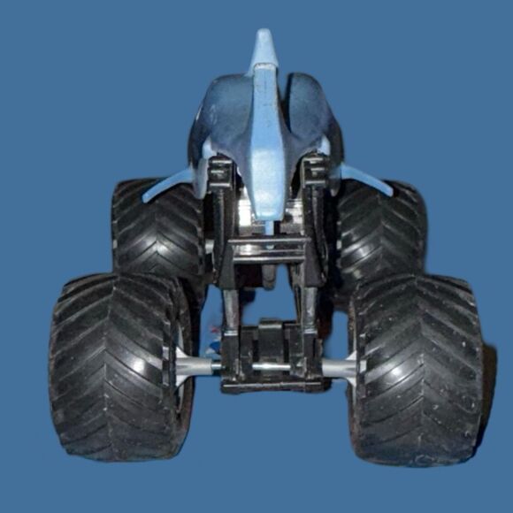 Spinmasters Megalodon Monster Jam Truck Metal Body Shark 1:24 Scale B23 - Picture 3 of 11